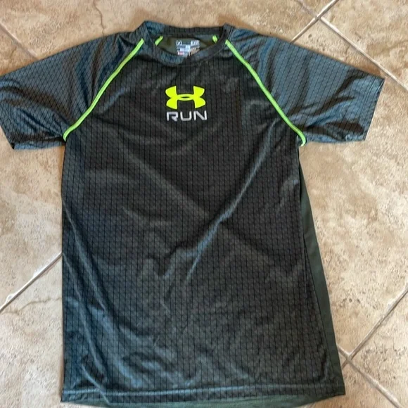 4 Under Armour heat gear short sleeves shirts, 1 adidas long sleeve - Picture 9 of 17